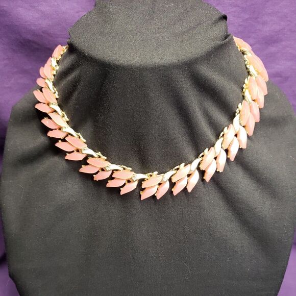 Pearlescent Pink And Textured Matte Gold Tone Leaf Design Choker Collar Necklace - Picture 1 of 12